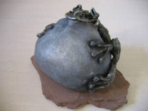 Crapaud très amoureux - Argile cuite patinée 37 x 34 cm 1800€