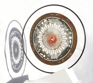 Disque cosmos - Acier peint et verni Ø 120 cm 3400€