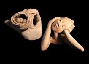 Grossesse rêveuse - Argile cuite patinée 11 x 10 cm