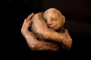 Consolation - Argile cuite patinée 9 x 11 cm 200€